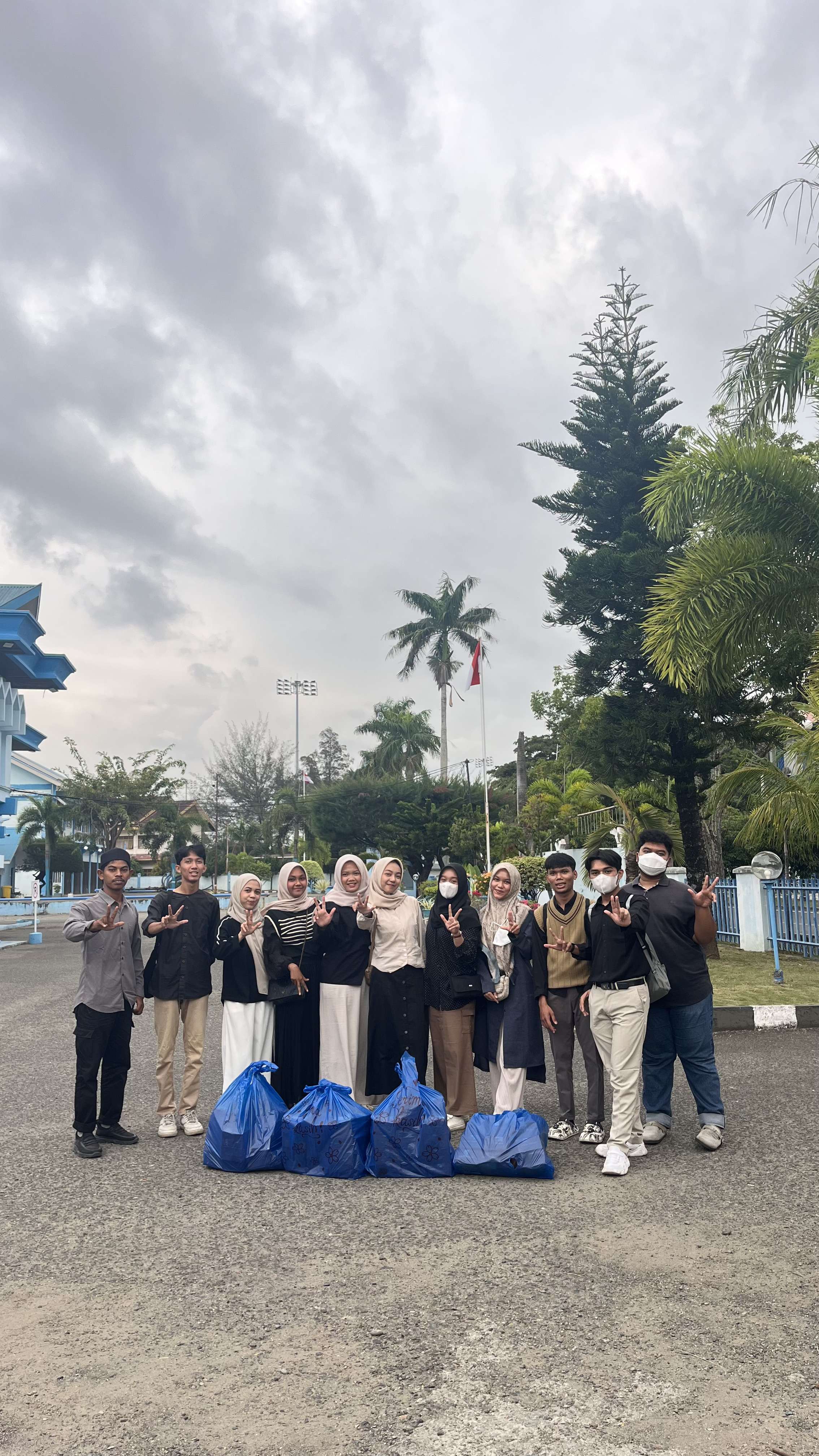 Ramadhan Ranger: Youth Ranger Aceh Salurkan Takjil untuk Pengendara Menjelang Berbuka Puasa